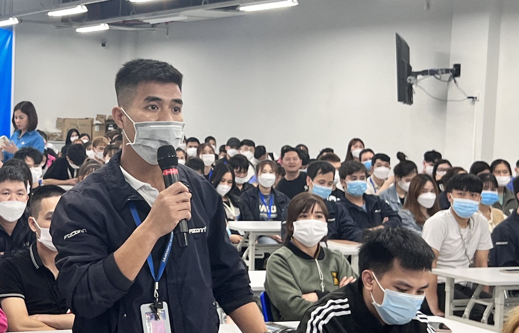 Công nhân lao động trao đổi tại hội nghị.