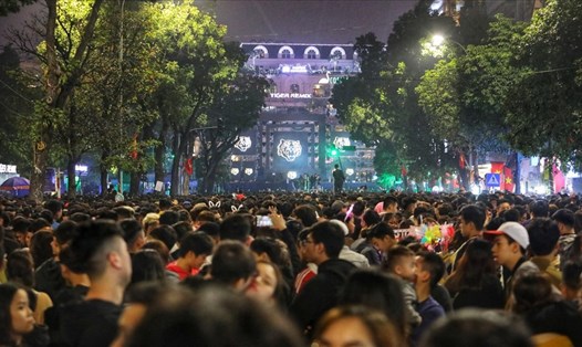 Hàng nghìn người đổ về hồ Hoàn Kiếm để cùng nhau tạm biệt năm cũ và đón chào năm mới 2020. Ảnh: LĐO.