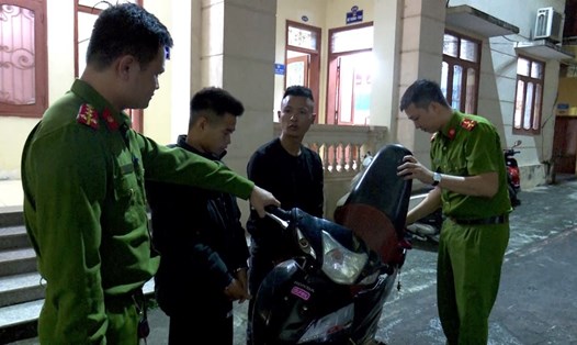 Hai đối tượng Nguyễn Quốc Thiện và Đặng Văn Đạt bị Công an huyện Nho Quan (Ninh Bình) bắt giữ về hành vi "Cướp giật tài sản". Ảnh: NT
