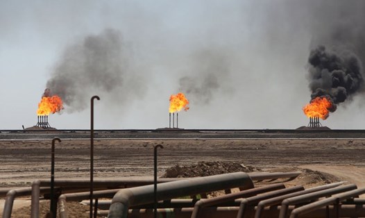 Khoản leo dốc này đã bù đắp khoản lỗ của giá dầu ở phiên trước đó với sự lạc quan rằng Trung Quốc có thể mở cửa. Ảnh: Reuters.
