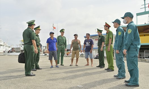 Các lực lượng phối hợp kiểm tra tàu và tuyên truyền cho ngư dân ở khu vực cảng An Thới. Ảnh: BP