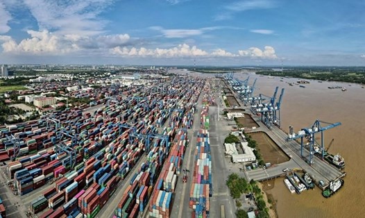 Cảng Cát Lái là một trong những cảng nhộn nhịp hàng hóa nhất cả nước. Ảnh: Anh Tú.
