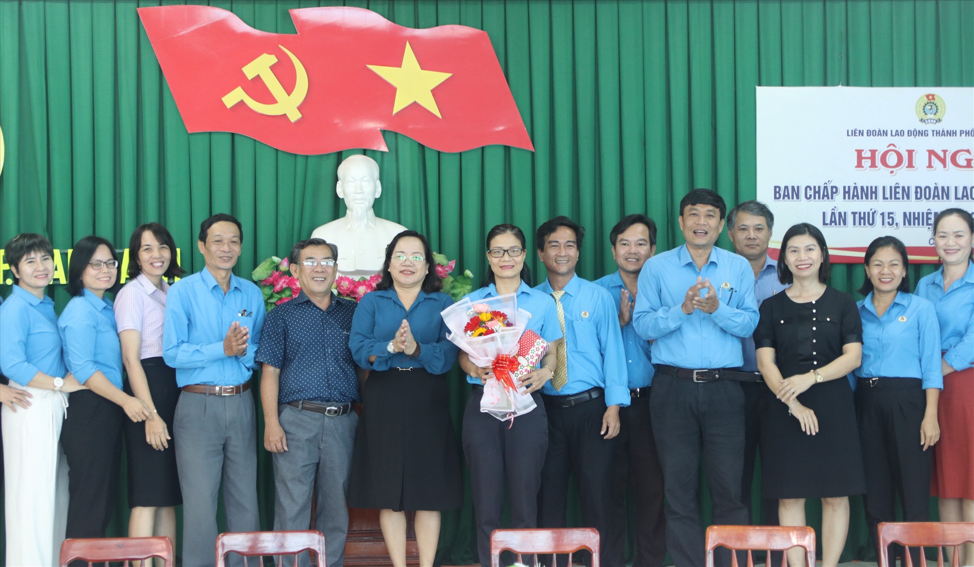 Lãnh đạo LĐLĐ tỉnh Khánh Hòa và lãnh đạo Thành ủy Cam Ranh chúc mừng bà Lâm Thị Phương Nga (thứ 2 từ phải sang) nhận nhiệm vụ chủ tịch LĐLĐ Cam Ranh thay bà Vũ Thị Yên được điều động về làm Bí thư Đảng ủy phường Cam Linh. Ảnh: Phương Linh