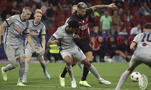 AC Milan (áo sọc đỏ đen) sáng cửa đánh bại RB Salzburg để giành vé đi tiếp tại Champions League. Ảnh: AC Milan