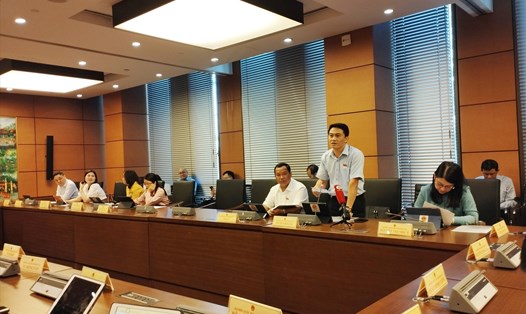 Đại biểu Đỗ Huy Khánh nêu ý kiến về nghệ sĩ quảng cáo thuốc Ảnh: LĐO