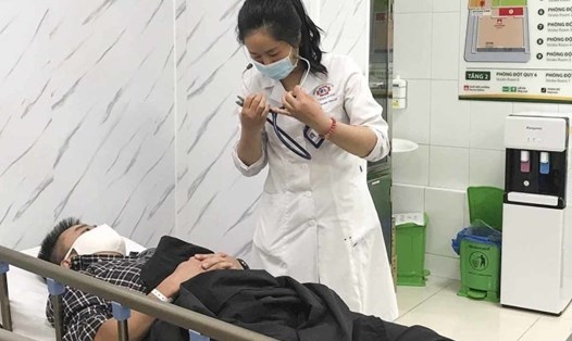 Bệnh nhân được bác sĩ khám tại Trung tâm Đột quỵ, Bệnh viện Bạch Mai. Ảnh: Đỗ Hằng