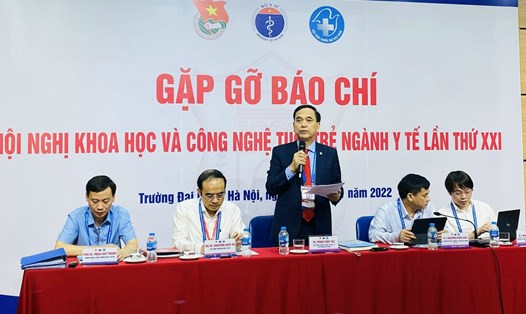 TS. Phạm Văn Tác, Cục trưởng Cục Khoa học công nghệ và Đào tạo (Bộ Y tế) trả lời báo chí về hội nghị. Ảnh: Thùy Linh