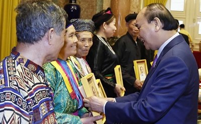 Chủ tịch nước Nguyễn Xuân Phúc tặng chân dung Chủ tịch Hồ Chí Minh cho đại biểu người có uy tín tiêu biểu tỉnh Hà Giang. Ảnh: TTXVN