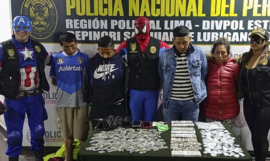 Người Nhện cùng các "siêu anh hùng" của cảnh sát Peru bắt giữ tội phạm ma túy vào ngày Halloween. Ảnh: AFP