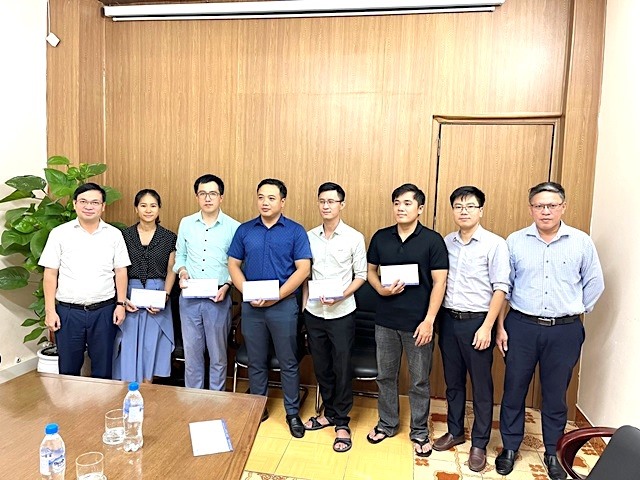 Ông Nguyễn Trường Giang (người đứng đầu bên trái) - Phó Giám đốc, Chủ tịch Công đoàn EVNICT trao số tiền hỗ trợ cho CBCNV Phòng Vận hành miền Trung (EVNICT).