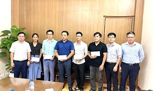 Ông Nguyễn Trường Giang (người đứng đầu bên trái) - Phó Giám đốc, Chủ tịch Công đoàn EVNICT trao số tiền hỗ trợ cho CBCNV Phòng Vận hành miền Trung (EVNICT).