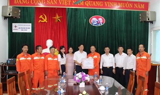 Công đoàn EVNNPT thăm hỏi, tặng quà người lao động Đội Truyền tải điện Mai Châu. Ảnh: CĐĐL