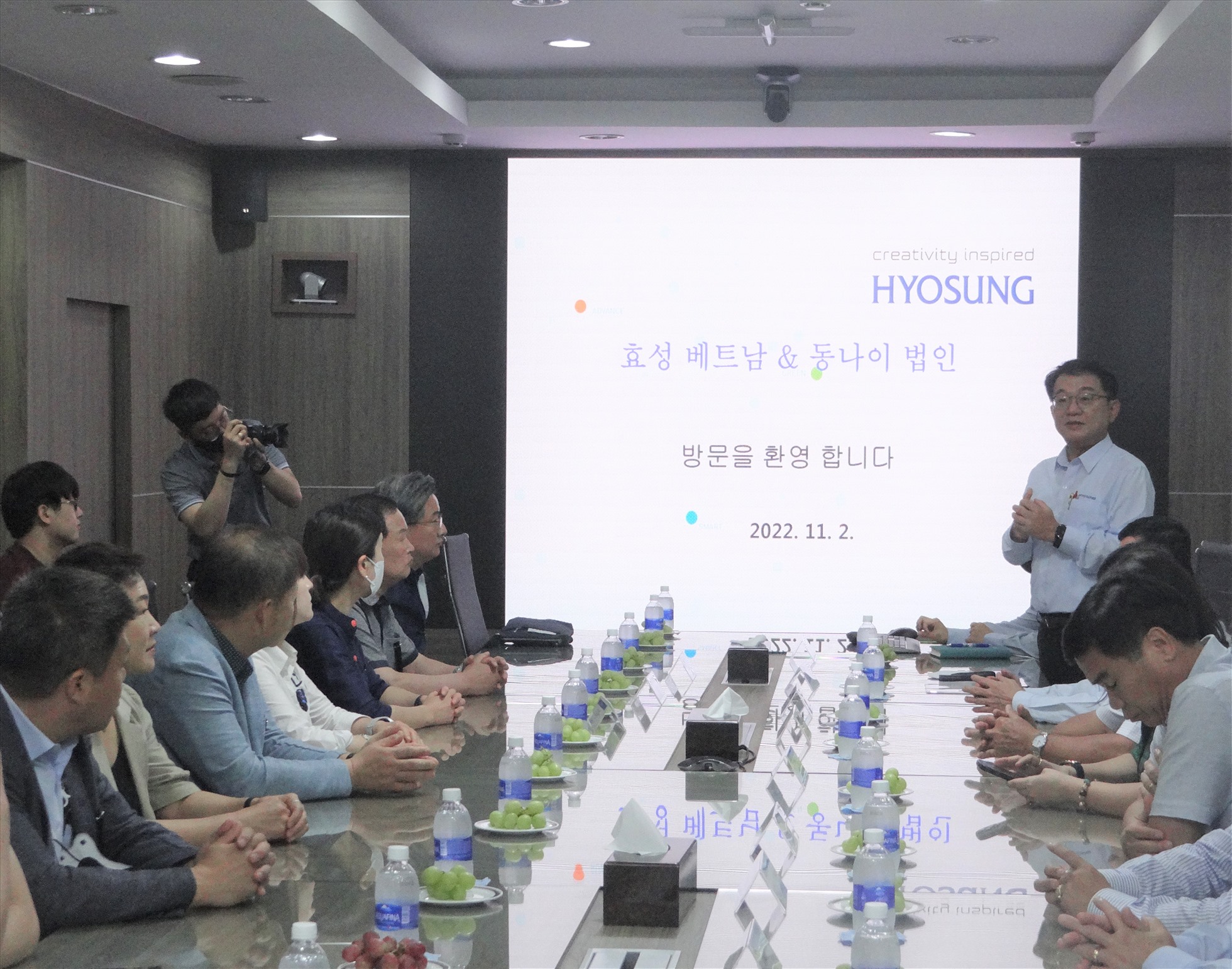 Phó Tổng Giám đốc Hyosung Việt Nam Yoo Sun Hyung thông tin về các sản phẩm và hoạt động sản xuất của doanh nghiệp. Ảnh: Xuân Mai