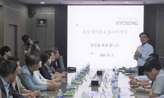 Phó Tổng Giám đốc Hyosung Việt Nam Yoo Sun Hyung thông tin về các sản phẩm và hoạt động sản xuất của doanh nghiệp. Ảnh: Xuân Mai