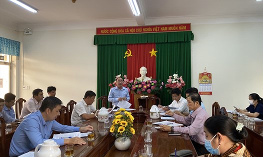 Phó Chủ tịch UBND huyện Nhơn Trạch Lương Hữu Ích phát biểu tại cuộc họp. Ảnh: Xuân Mai