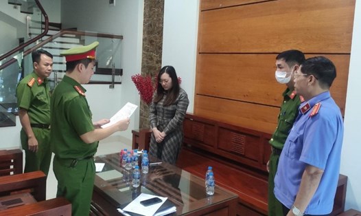 Cơ quan điều tra thi hành Lệnh bắt bị can Trịnh Thu Trang. Ảnh: Công an tỉnh Bắc Giang