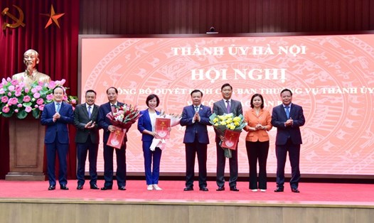 Lãnh đạo Thường trực Thành ủy Hà Nội tặng hoa chúc mừng các cán bộ nhận nhiệm vụ mới. Ảnh: VT
