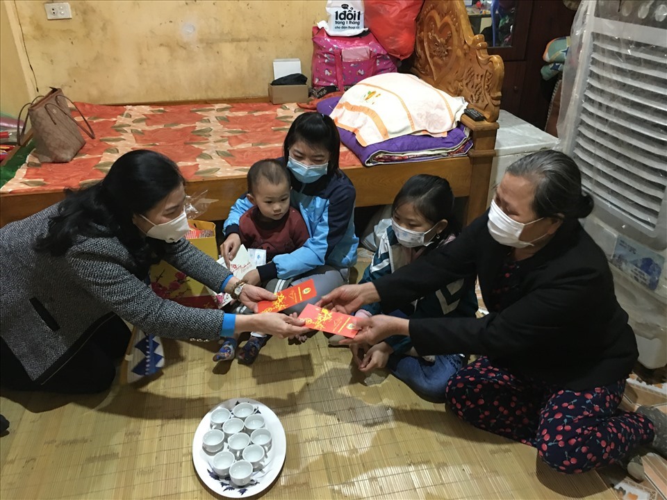 Lãnh đạo Liên đoàn Lao động Thành phố Hà Nội thăm, tặng quà Tết nguyên đán Nhâm Dần năm 2022 cho công nhân lao động tại khu nhà trọ. Ảnh: Hải Anh