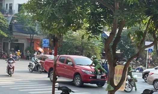 Hành động của Lâm đã gây nguy hiểm cho cảnh sát 113 Thái Bình và cả người dân đi đường. Ảnh: CTV