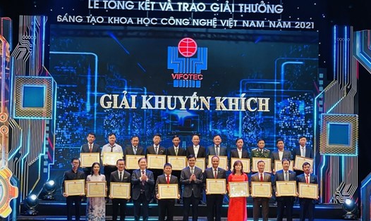 Đại diện nhóm tác giả của PC Đà Nẵng (hàng thứ hai, vị trí thứ năm từ trái sang) nhận giải thưởng VIFOTEC 2021. Ảnh: T.N