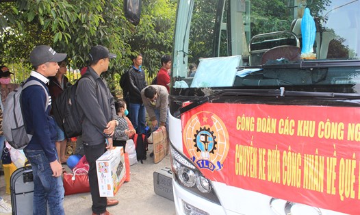 Công đoàn các Khu công nghiệp Biên Hoà tổ chức chuyến xe đưa công nhân về quê đón Tết. Ảnh: Hà Anh Chiến
