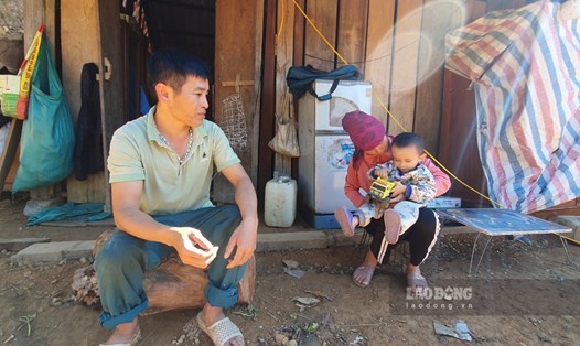 Thầy giáo Lường Văn Kiêm ở bản Mạt (xã Mường Lèo, huyện Sốp Cộp, tỉnh Sơn La) có hoàn cảnh hết sức khó khăn, một mình gồng gánh nuôi 5 miệng ăn.
