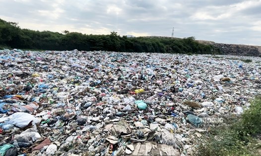 Bãi chôn lấp rác thải trong Khu liên hợp xứ lý rác thải Sông Công gây ô nhiễm môi trường kéo dài khiến người dân bức xúc.