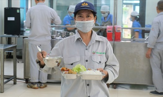 Lãnh đạo và Công đoàn Công ty Cổ phần Hóa Chất Việt Trì đã có nhiều hoạt động chăm lo thiết thực cho bữa ăn ca của người lao động. Ảnh: Phong Linh