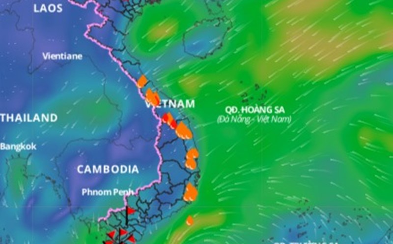 Vùng áp thấp di chuyển chậm trên biển Đông gây thời tiết nguy hiểm
