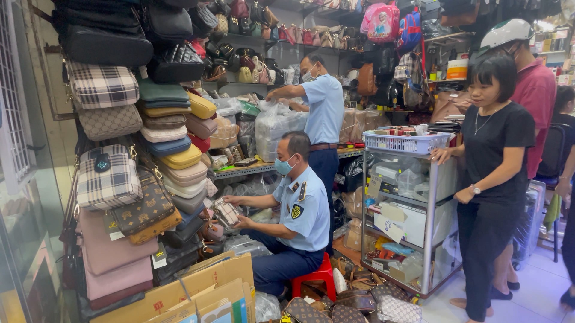 Cục Quản lý thị trường TPHCM liên tục ra quân kiểm tra, xử lý các sạp hàng tại Trung tâm thương mại - Dịch vụ An Đông. Ảnh: Cục QLTT TPHCM cung cấp