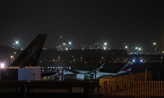 Máy bay của hãng hàng không LATAM sau khi va chạm với xe cứu hỏa tại sân bay quốc tế Jorge Chavez ở Lima, Peru ngày 18.11. Ảnh: AFP