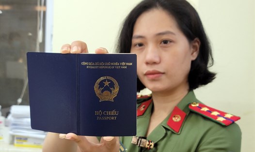 Công dân có thể lựa chọn làm hộ chiếu phổ thông thường hoặc hộ chiếu gắn chip. Ảnh: Lam Trung