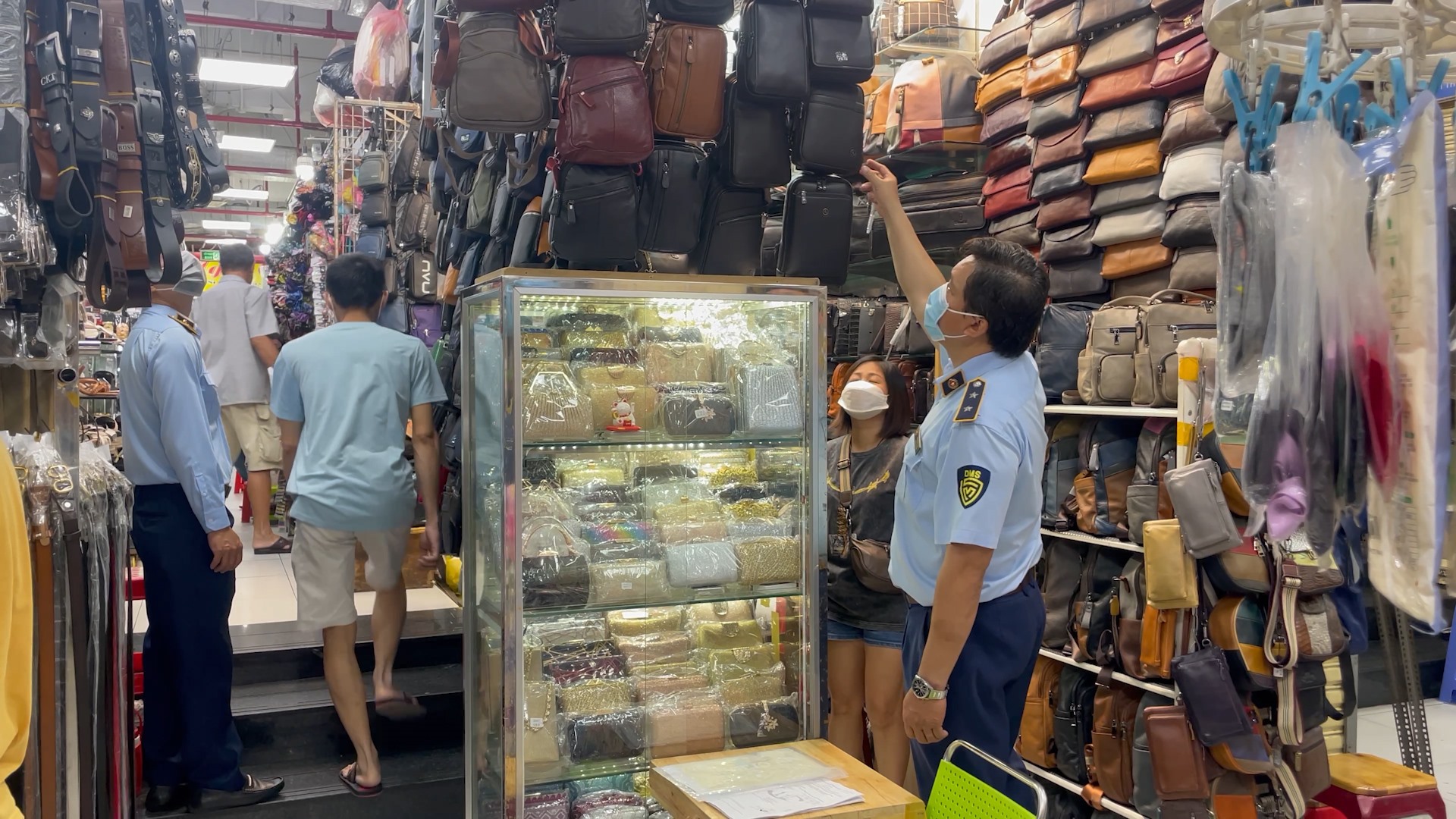 Cục Quản lý thị trường TPHCM thu giữ hơn 3.000 sản phẩm giả mạo các thương hiệu nổi tiếng. Ảnh: Cục QLTT TPHCM cung cấp