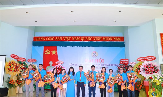 Lãnh đạo Liên đoàn Lao động tỉnh Tây Ninh và Công đoàn Khu kinh tế tặng hoa chúc mừng BCH CĐCS Công ty Cổ phần Dệt Trần Hiệp Thành nhiệm kỳ 2023-2028. Ảnh: Phương Dung