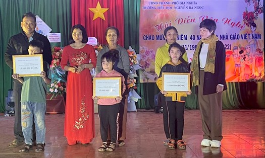 Trường tiểu học Nguyễn Bá Ngọc trao những phần quà ý nghĩa cho học sinh có hoàn cảnh khó khăn trong ngày 20.11. Ảnh: Đặng Dương