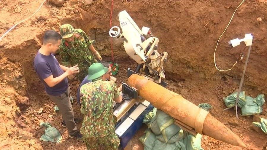 Đi bắt cá ở sông Hồng, phát hiện quả bom hơn 100kg