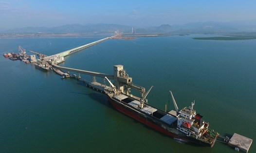 Hệ thống băng tải của một nhà máy xi măng vươn ra giữa vịnh Cửa Lục. Ảnh: Nguyễn Hùng