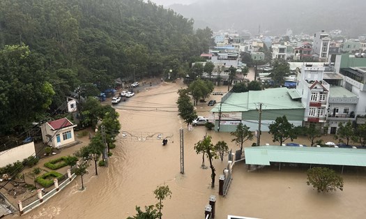 Ngập lụt nghiêm trọng ở TP Quy Nhơn, nhiều xe máy, tài sản bị cuốn trôi. Ảnh: Hoài Luân