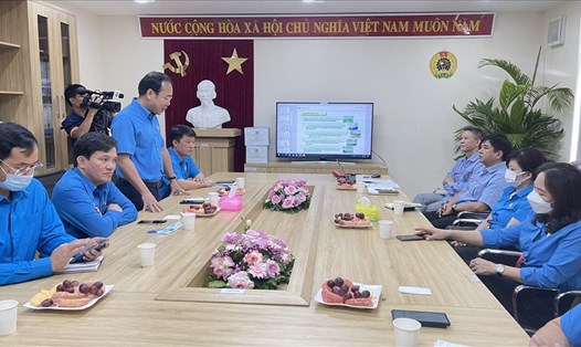 Ông Trần Quang Huy,  Chủ tịch Công đoàn Công Thương Việt Nam động viên Công đoàn Công ty Toyota Việt Nam - đơn vị có nhiều sáng kiến hưởng ứng Chương trình 1 triệu sáng kiến. Ảnh: Hà Anh