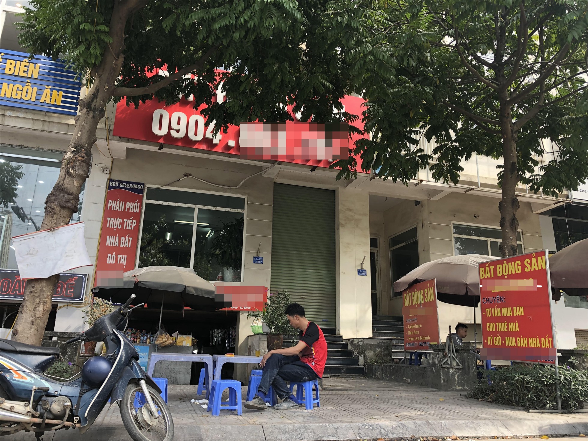 Văn phòng giao dịch nhà đất thành chỗ bán trà đá. Ảnh Cao Nguyên