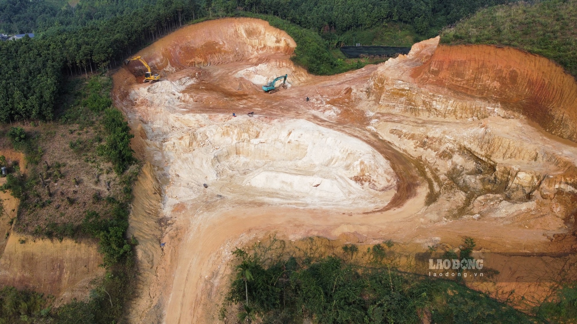 Hoạt động khai thác diễn ra rầm rộ trong nhiều tháng nay tại khu vực tổ 11, thị trấn Mậu A, huyện Văn Yên, tỉnh Yên Bái. Ảnh: Văn Đức