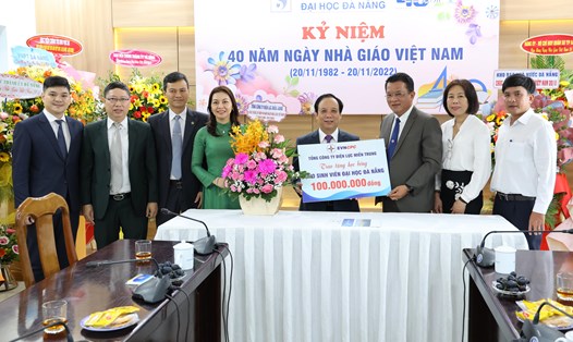 Tổng giám đốc EVNCPC Ngô Tấn Cư trao tặng học trị giá 100 triệu đồng cho sinh viên Đại học Đà Nẵng. Ảnh: Phương Nam