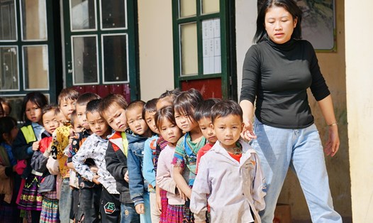 Cô giáo Thu và các em học sinh nhỏ tại điểm trường Sáng Pao. 
Ảnh: Hoàng Long