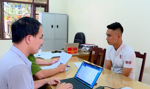 Công an tỉnh Bắc Ninh đấu tranh với đối tượng trong vụ án tổ chức cá độ bóng đá giữa tháng 11. Ảnh: Bộ CA