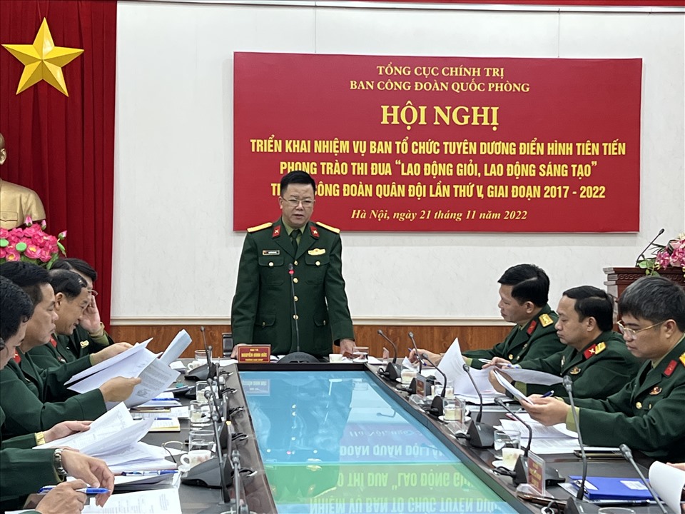 Đại tá Nguyễn Đình Đức - Uỷ viên Đoàn chủ tịch Tổng Liên đoàn Lao động Viêt Nam, Trưởng ban Công đoàn Quốc phòng, Trưởng ban tổ chức lễ tuyên dương chủ trì cuộc họp triển khai nhiệm vụ Ban tổ chức chiều 21.11. Ảnh: Linh Nguyên