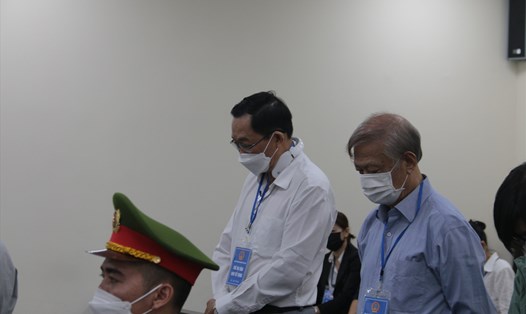 Cựu Thứ trưởng Cao Minh Quang (trái) tại phiên toà sơ thẩm. Ảnh: Việt Dũng.