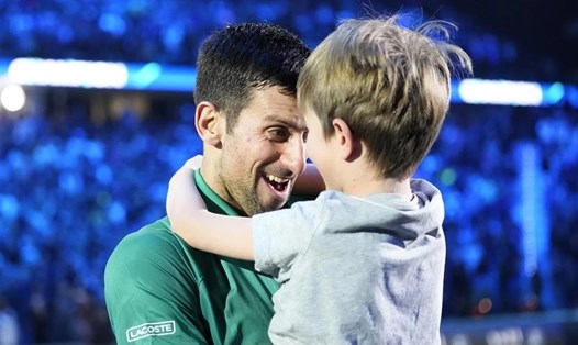 Novak Djokovic mừng chức vô địch ATP Finals 2022 cùng con trai. Ảnh: ATP