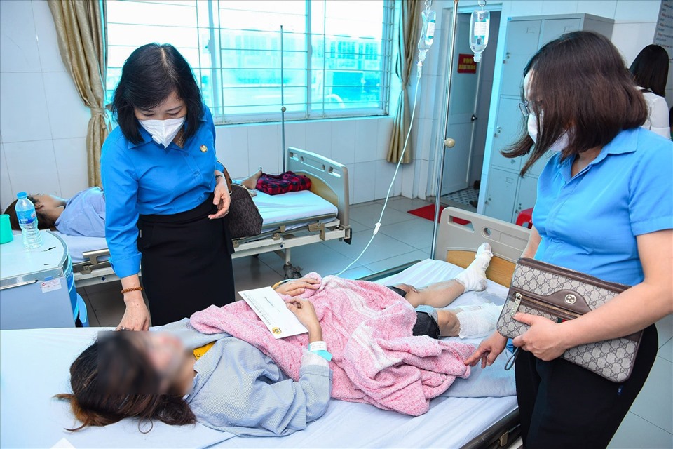 Bà Nguyễn Thị Vân Hà - Chủ tịch LĐLĐ tỉnh Bắc Ninh (bên trái) - động viên, trao quà tới công nhân bị thương trong vụ nổ tại Công ty TNHH Seojin Auto (thời điểm cuối tháng 8.2022). Ảnh: Công đoàn Bắc Ninh
