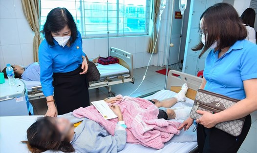 Bà Nguyễn Thị Vân Hà - Chủ tịch LĐLĐ tỉnh Bắc Ninh (bên trái) - động viên, trao quà tới công nhân bị thương trong vụ nổ tại Công ty TNHH Seojin Auto (thời điểm cuối tháng 8.2022). Ảnh: Công đoàn Bắc Ninh