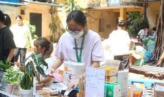 Green life tổ chức nhiều sự kiện “Đổi rác lấy quà” nhằm khuyến khích
 mọi người tái chế rác thải nhựa. Ảnh Phương Trang